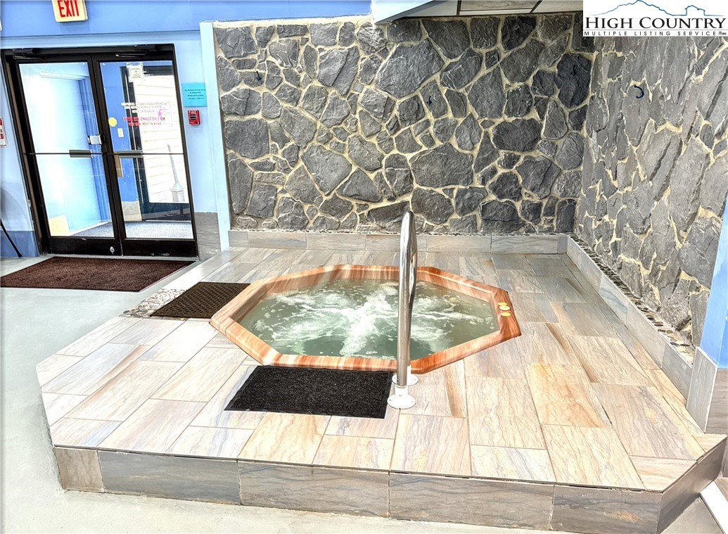 301 Pinnacle Inn Road, Unit 2105 Beech Mountain, NC 28604 - Photo 19 of 23 a view of a living room