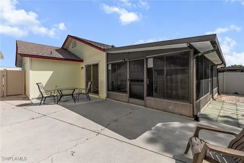 a view of a house with backyard