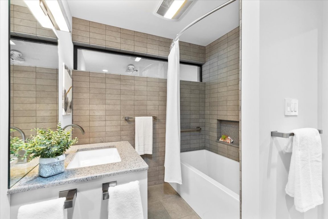 3923 Glengarry Drive Austin, TX 78731 - Photo 19 of 33 a bathroom with a sink and bathtub