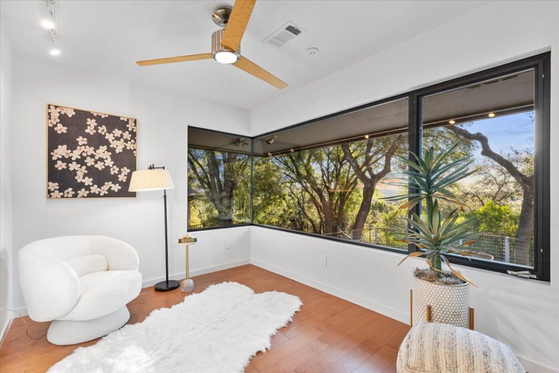 3923 Glengarry Drive Austin, TX 78731 - Photo 22 of 33 a very nice looking room with a large window