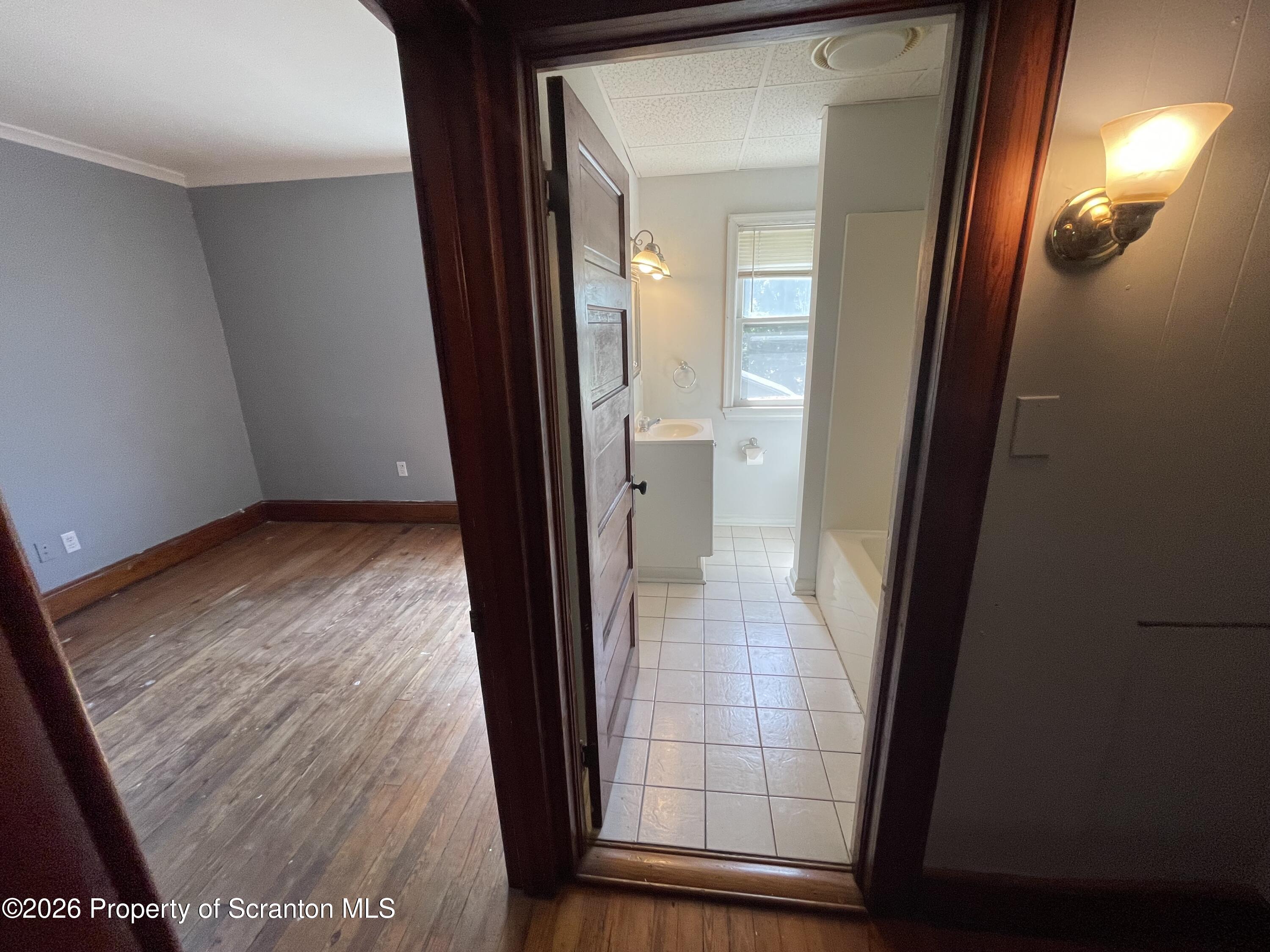 722 Wheeler Avenue Scranton, PA 18510 - Photo 12 of 20 Full Bathroom