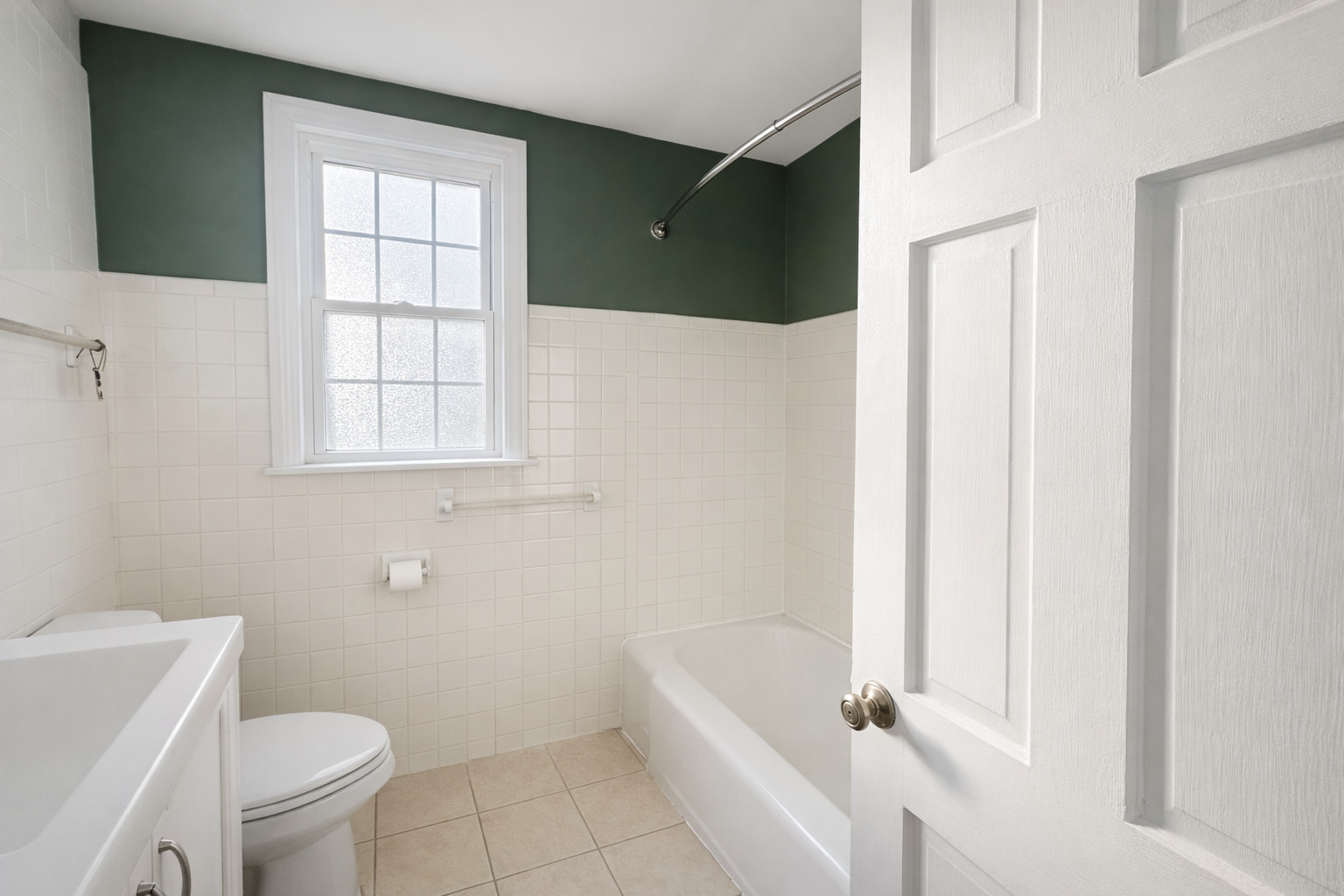 2727 Elgin Road Evanston, IL 60201 - Photo 10 of 11 a bathroom with a toilet a sink and bathtub