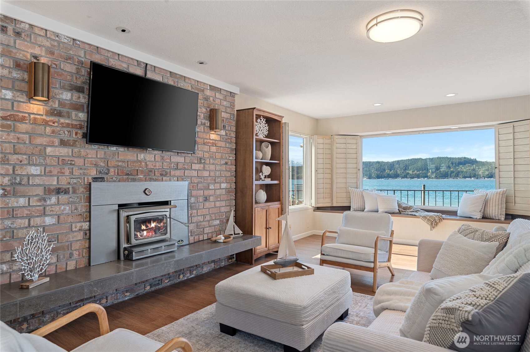 14191 Highway 106 Belfair, WA 98528 - Photo 10 of 40 a living room with furniture fireplace and flat screen tv