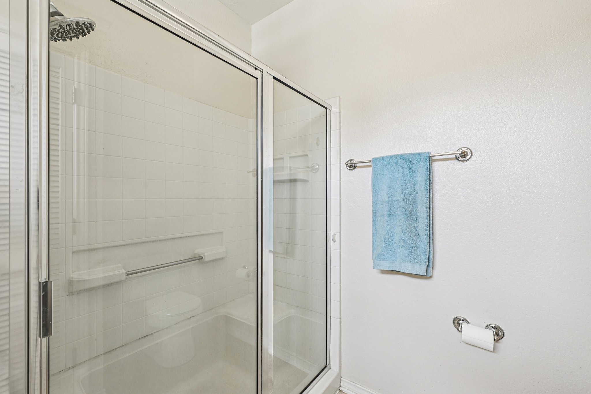 323 Crockett Loop Georgetown, TX 78633 - Photo 19 of 34 Large shower with seat