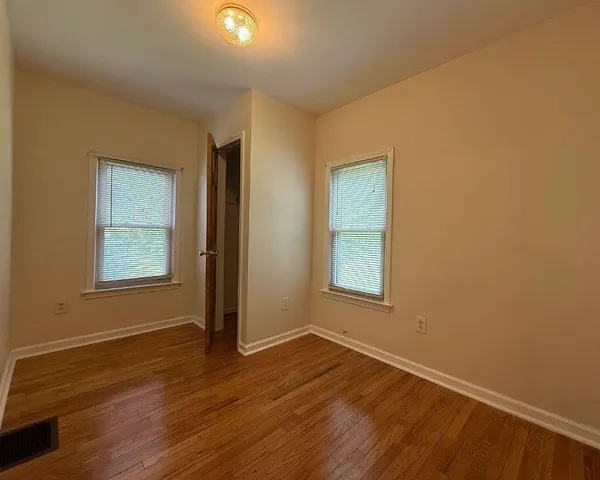 $975 | 70 Holbrook, Detroit, MI 48202