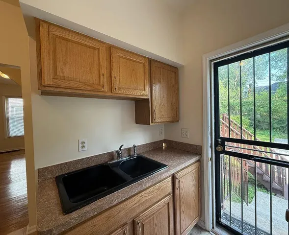 $975 | 70 Holbrook, Detroit, MI 48202