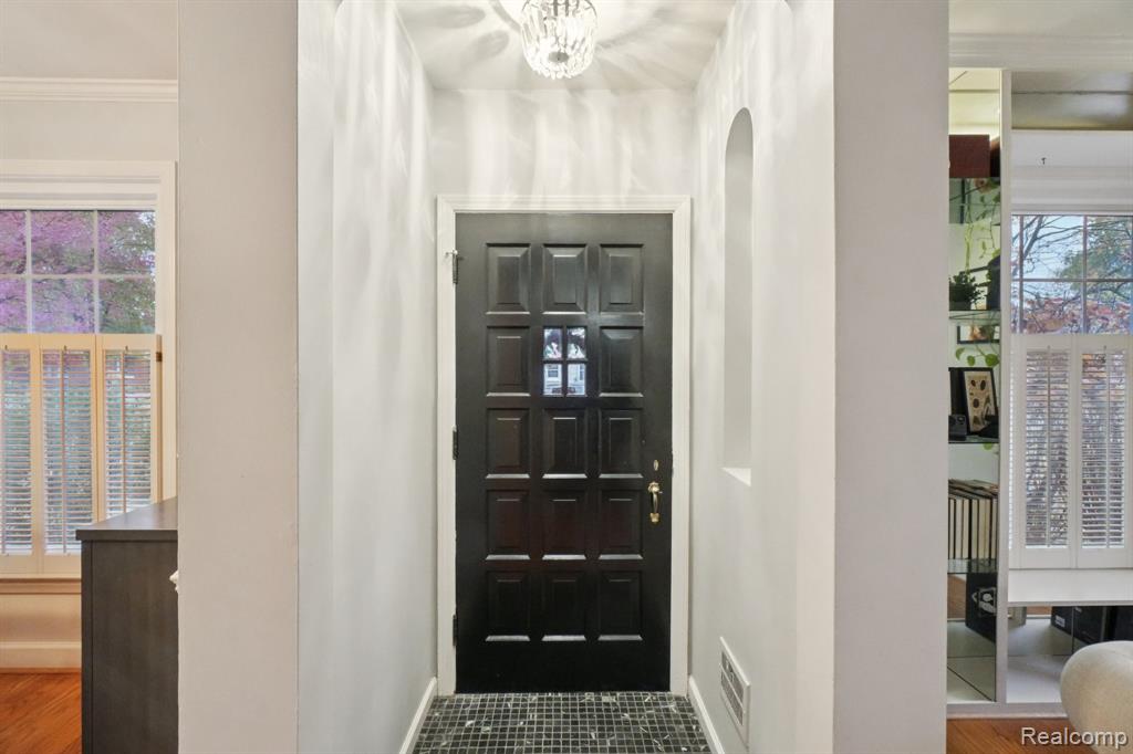 1039 Hawthorne Road Grosse Pointe Woods, MI 48236 - Photo 4 of 63