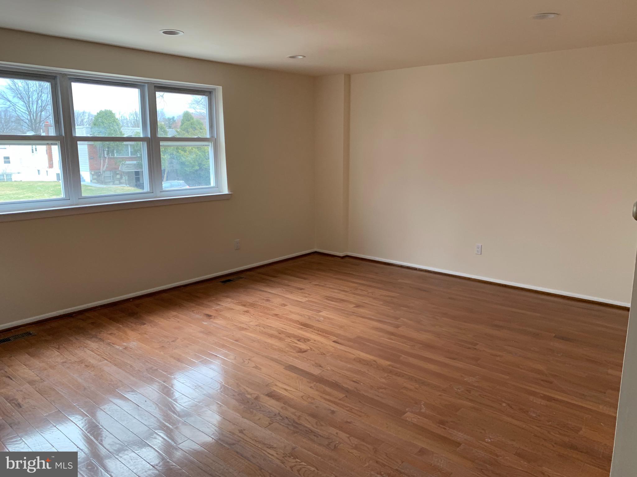 428 Rennard Street Philadelphia, PA 19116 - Photo 2 of 3 Gallery Image 2