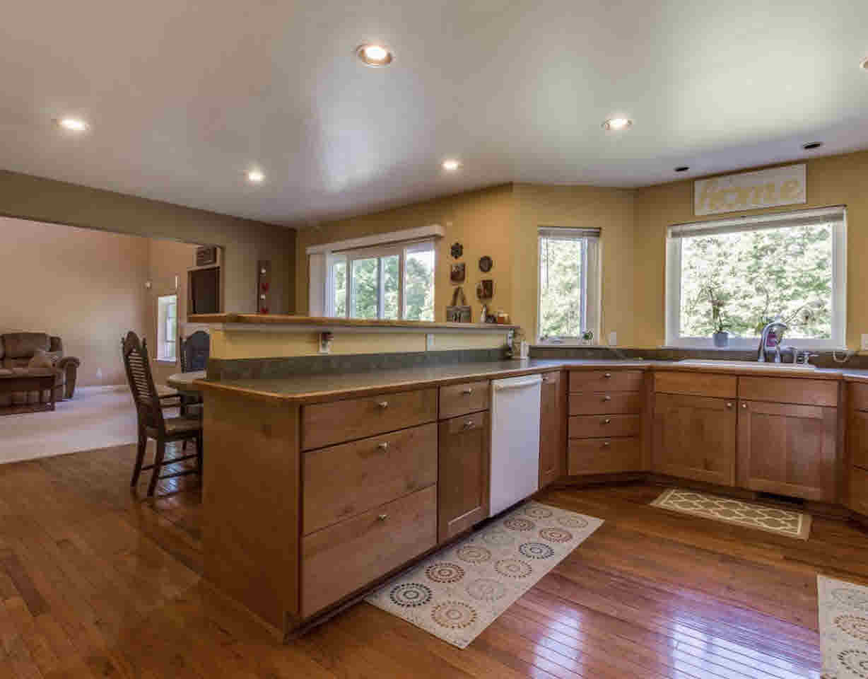 7489 Denton Hill Road Fenton, MI 48430 - Photo 6 of 40 21345165-5.JPG