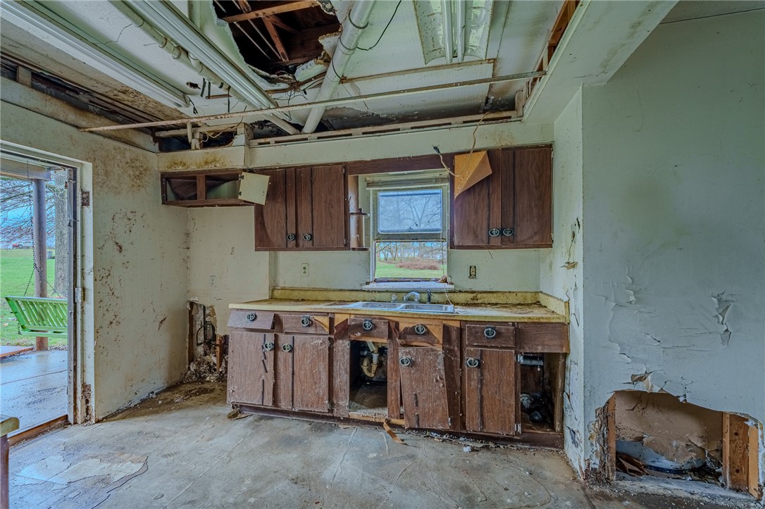 5839 Shaker Road Franklin, OH 45005 - Photo 9 of 18 This kitchen presents an opportunity for a creative transformation.