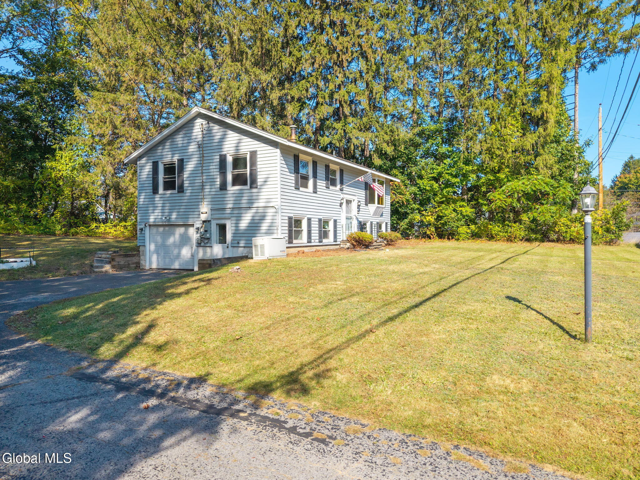 4 New Castle Road Halfmoon, NY 12065 - Photo 2 of 33 .