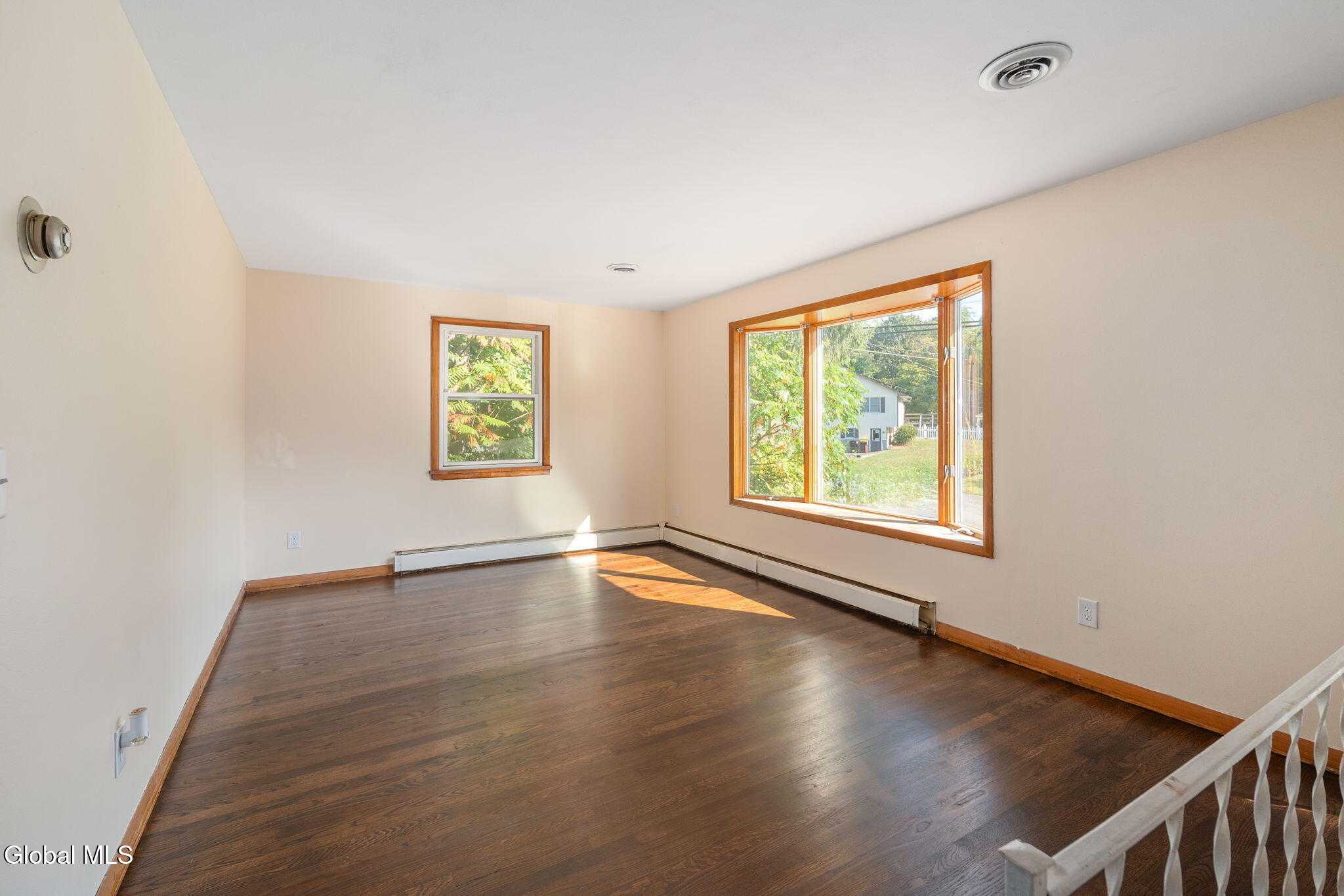 4 New Castle Road Halfmoon, NY 12065 - Photo 4 of 33 .