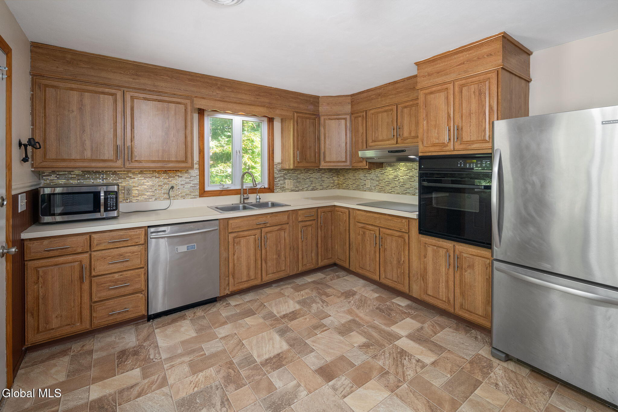 4 New Castle Road Halfmoon, NY 12065 - Photo 8 of 33 .