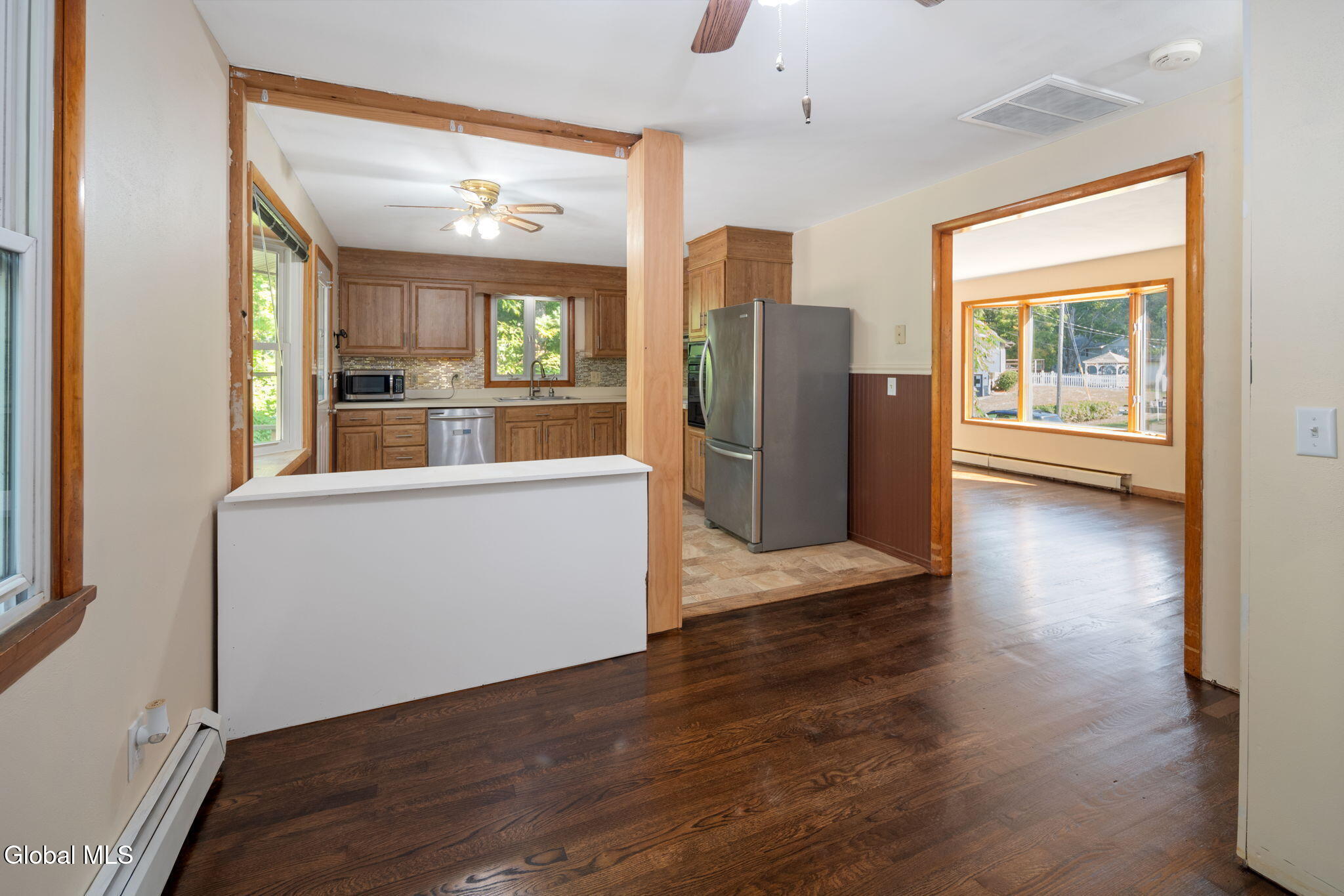 4 New Castle Road Halfmoon, NY 12065 - Photo 9 of 33 .