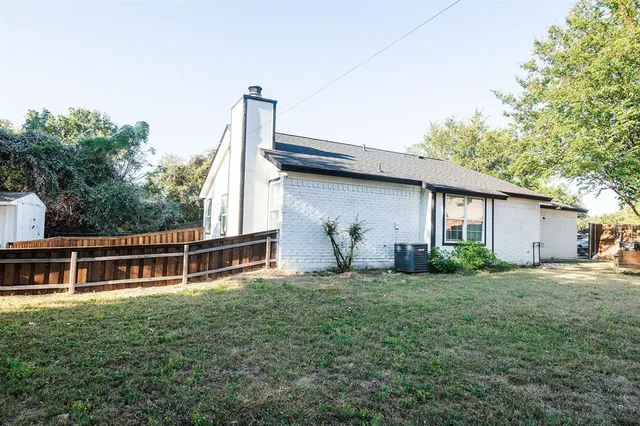 a view of a house with backyard and garden