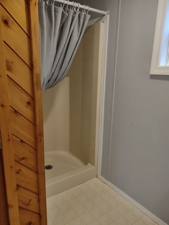 81 Rabbit Road Salisbury, MA 01952 - Photo 20 of 21 a bathroom with a bathtub