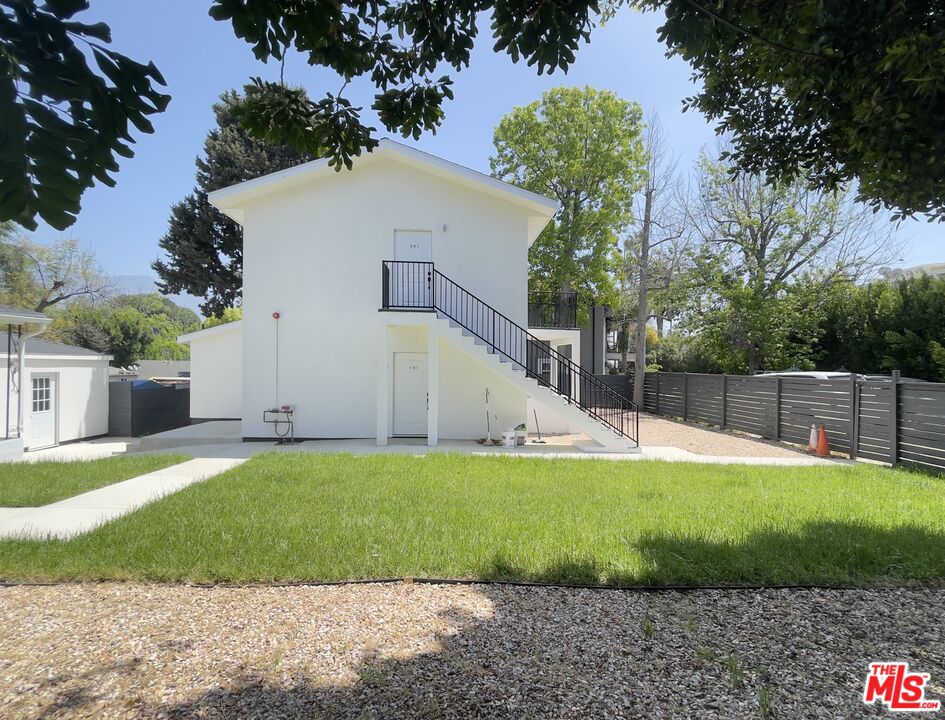 a view of a backyard with small cabin