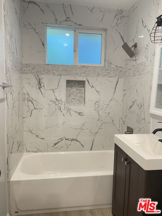 280 Grandview Street Pasadena, CA 91104 - Photo 12 of 34 a bathroom with a bathtub and a sink