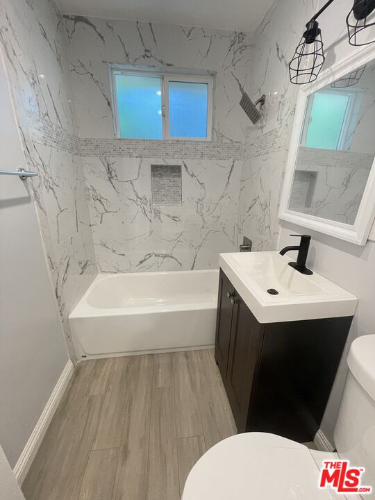 280 Grandview Street Pasadena, CA 91104 - Photo 13 of 34 a bathroom with a sink and a bathtub
