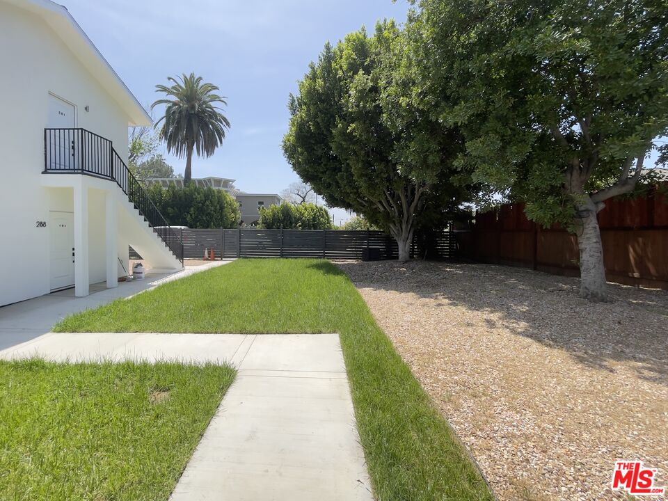 280 Grandview Street Pasadena, CA 91104 - Photo 17 of 34 a view of a backyard