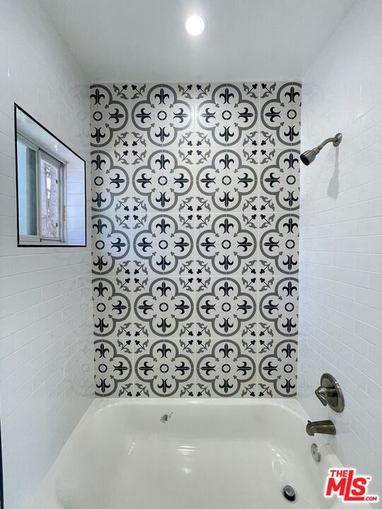 280 Grandview Street Pasadena, CA 91104 - Photo 27 of 34 a bathroom with a bathtub