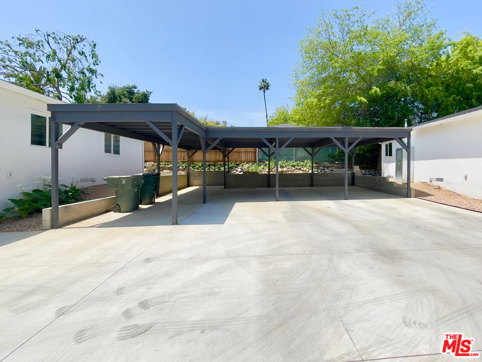 280 Grandview Street Pasadena, CA 91104 - Photo 31 of 34 a view of a patio with table and chairs under an umbrella with a small yard