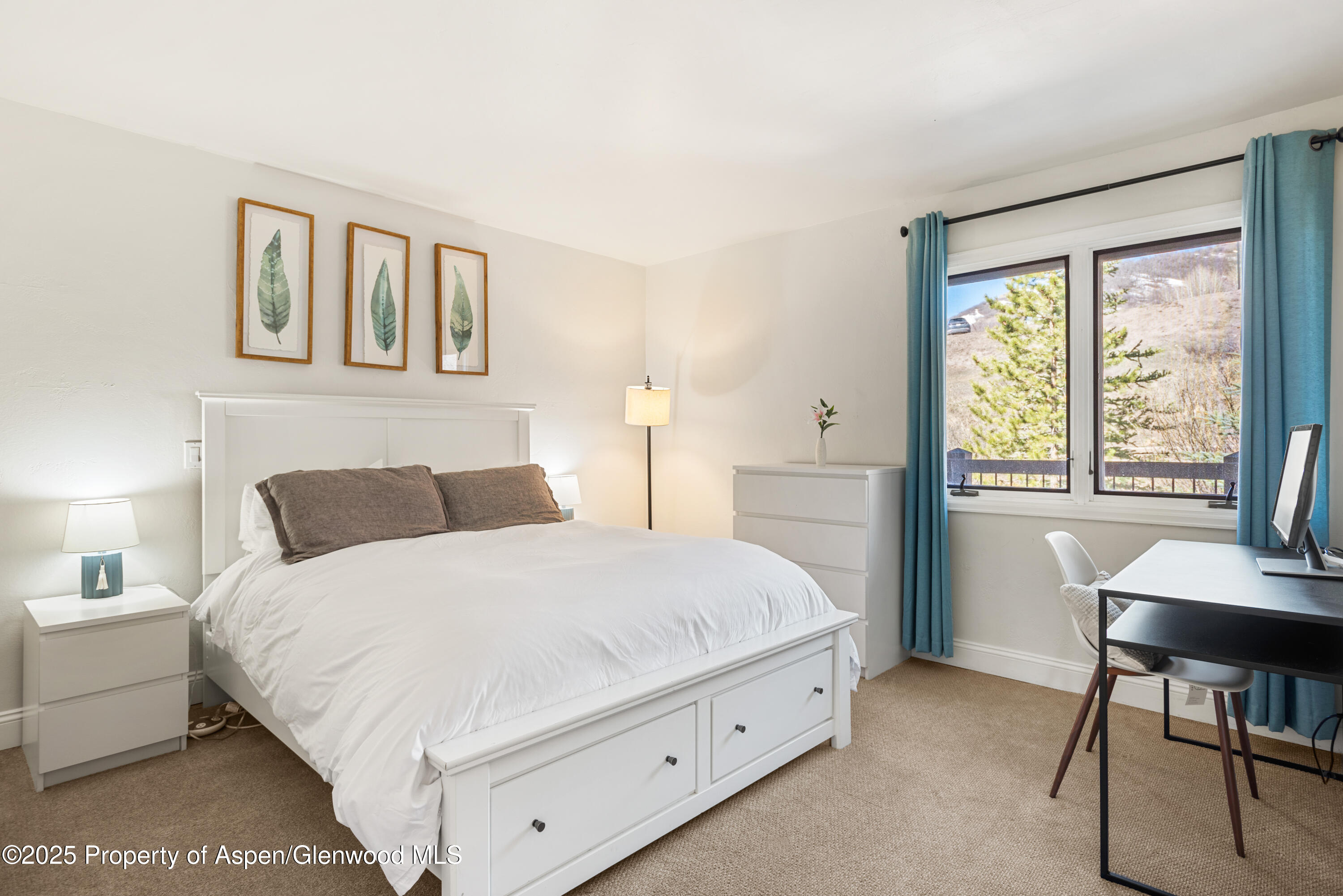 35 Upper Woodbridge Road, Unit 34CD Snowmass Village, CO 81615 - Photo 12 of 22 a bedroom with a large bed and a table