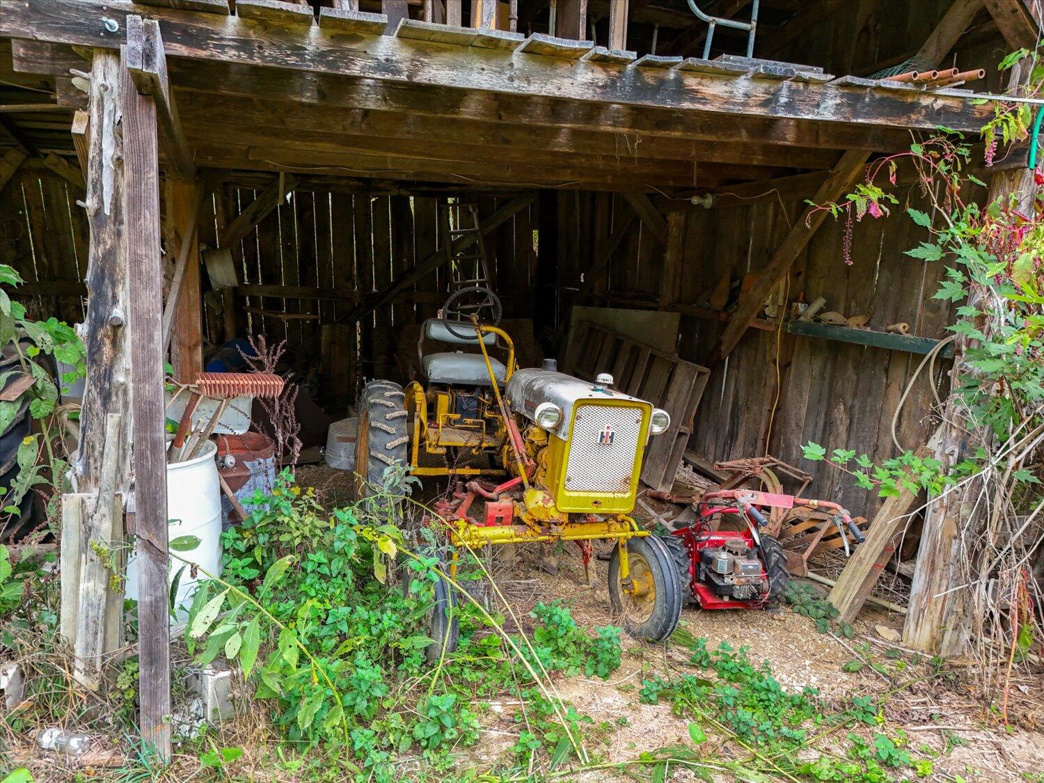 6481 Roanoke Road Fincastle, VA 24090 - Photo 11 of 47 a view of a chairs and table in the patio