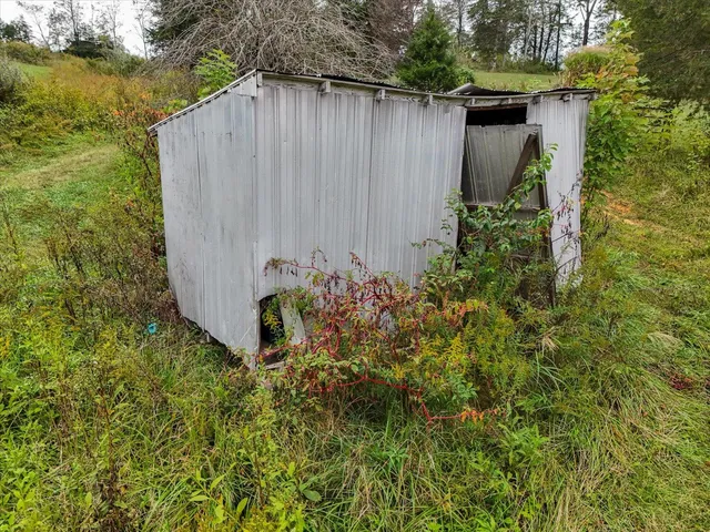 a view of a house with backyard