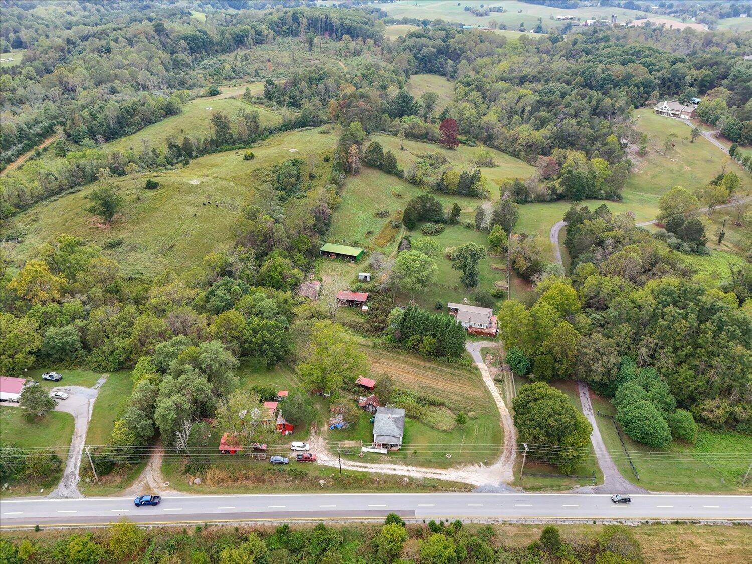 6481 Roanoke Road Fincastle, VA 24090 - Photo 26 of 47 an aerial view of a houses