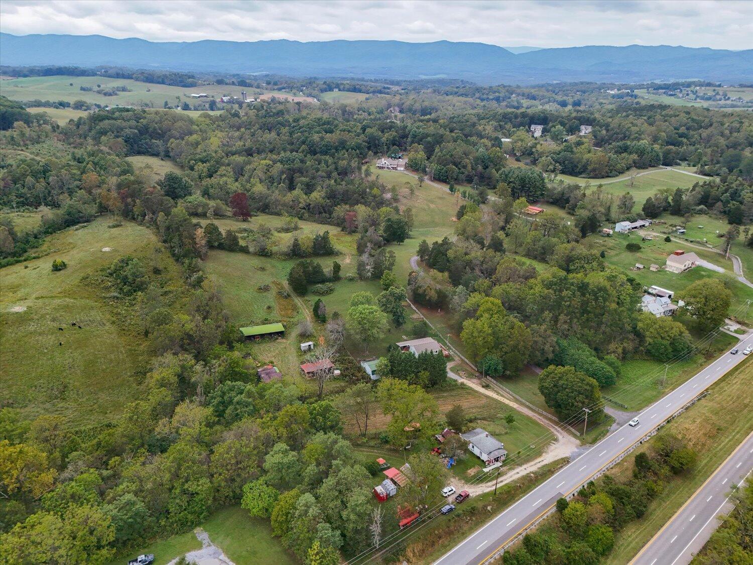 6481 Roanoke Road Fincastle, VA 24090 - Photo 28 of 47 an aerial view of a forest