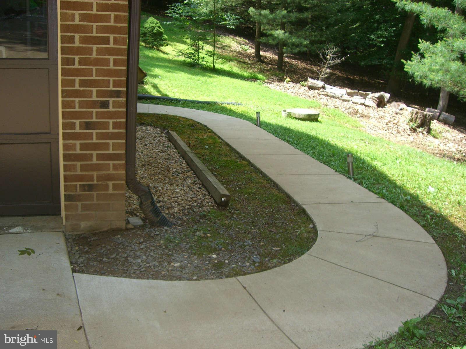 10256 Greystone Road Manassas, VA 20111 - Photo 17 of 23 side walk