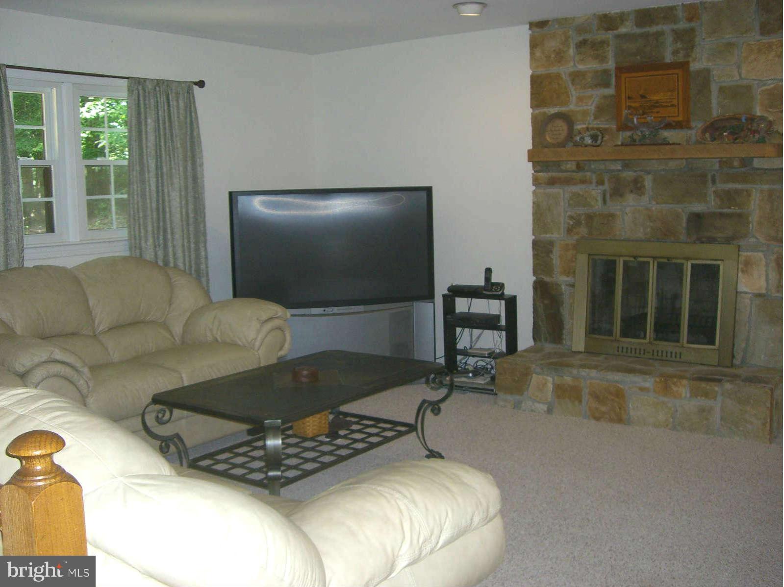 10256 Greystone Road Manassas, VA 20111 - Photo 3 of 23 Living Room