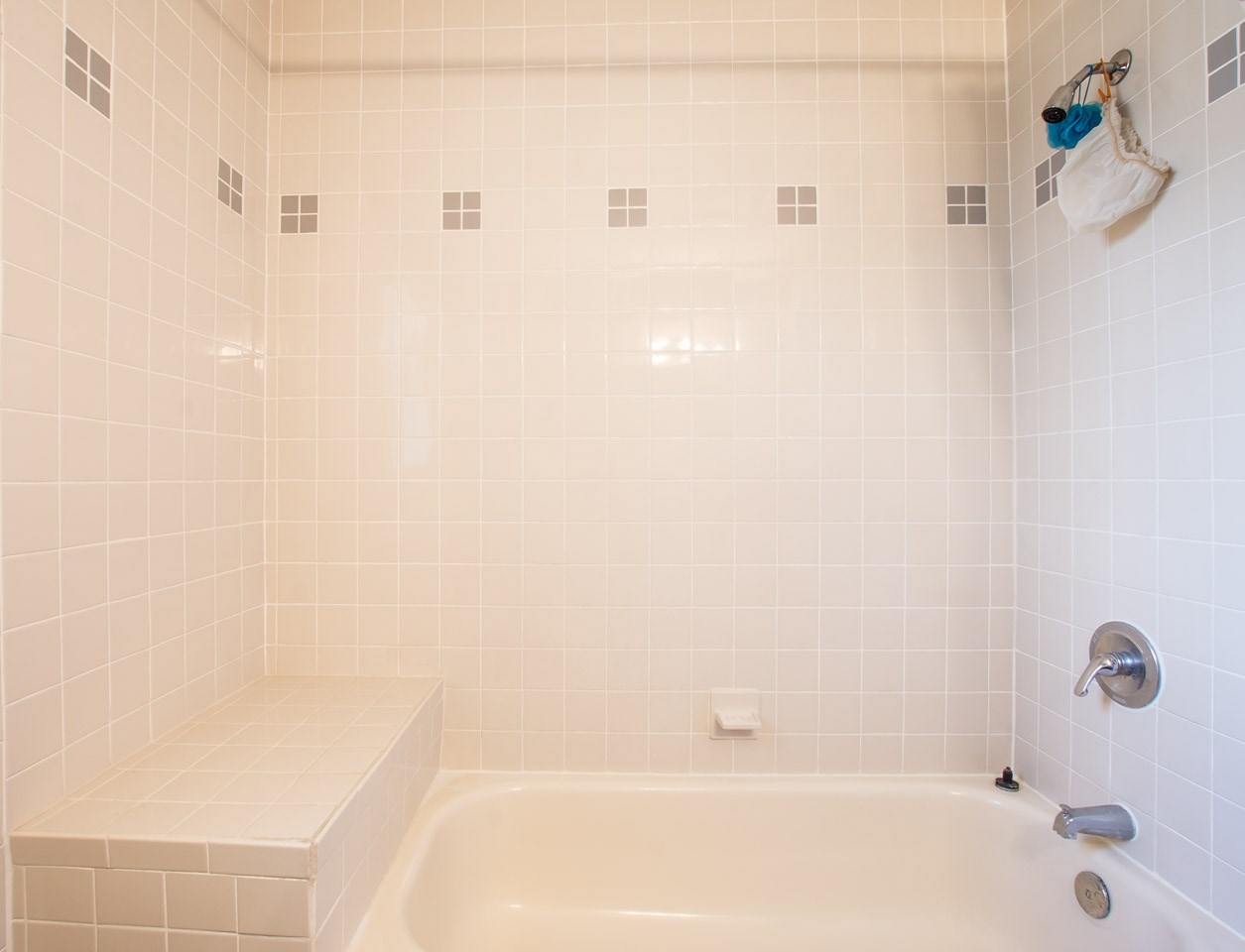174 Segovia Road St. Augustine, FL 32086 - Photo 18 of 40 a bathroom with a bathtub