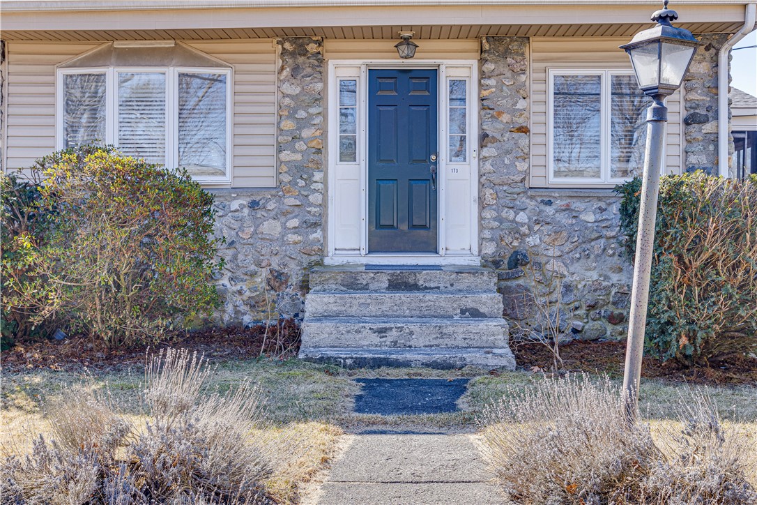 173 Oregon Avenue Woonsocket, RI 02895 - Photo 4 of 27