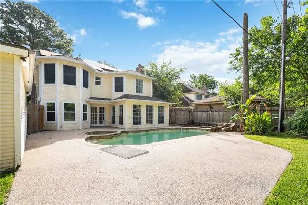 a view of backyard of the house