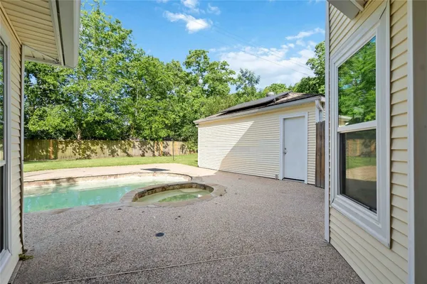 a view of a backyard