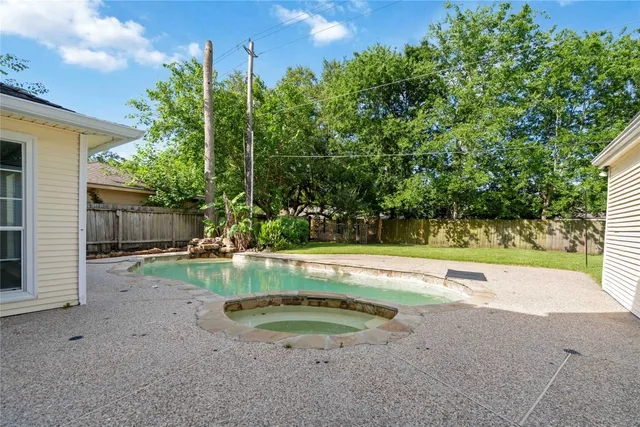 a view of a backyard