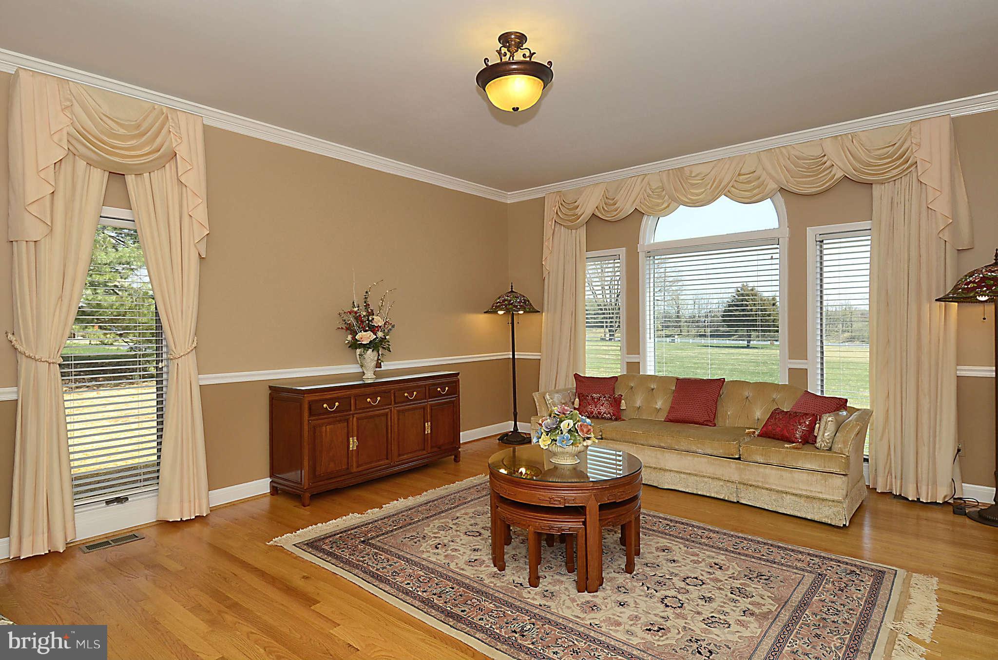 12922 Travilah Road Potomac, MD 20854 - Photo 3 of 30 Living Room