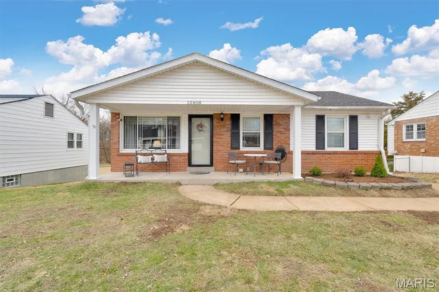 $325,000 | 10808 Clearwater Drive, St. Louis, MO 63123