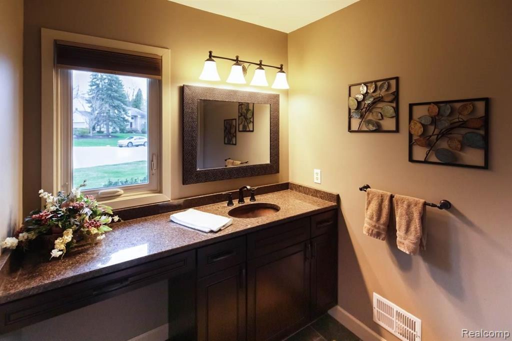 37291 Chesapeake Road Farmington Hills, MI 48335 - Photo 18 of 45