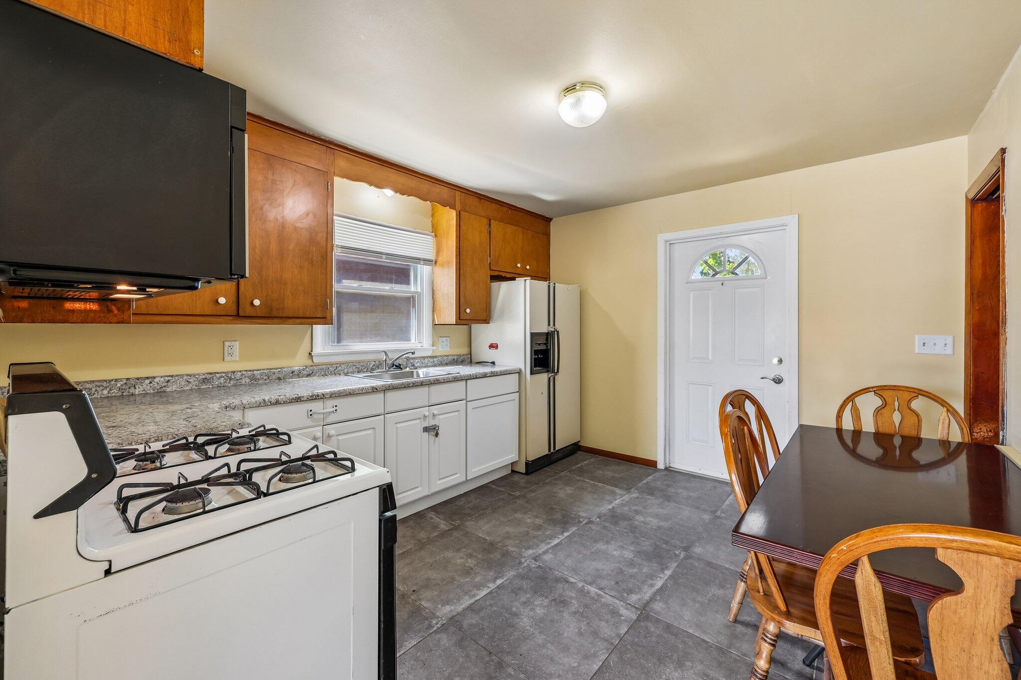 1708 Arcturus Avenue Racine, WI 53404 - Photo 11 of 23 Kitchen