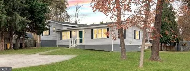 a view of a house with a yard