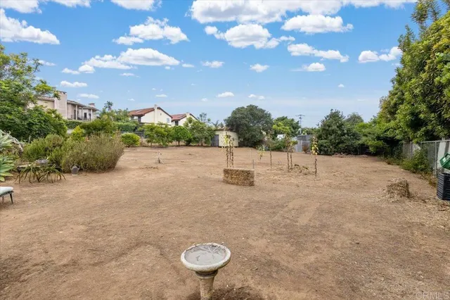 a view of a backyard