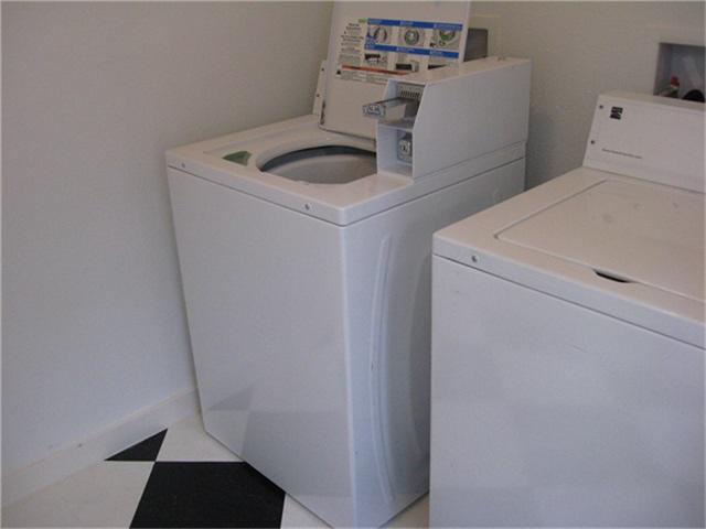 2520 Hopkins Street, Unit I Houston, TX 77006 - Photo 9 of 9 a utility room with dryer and washer