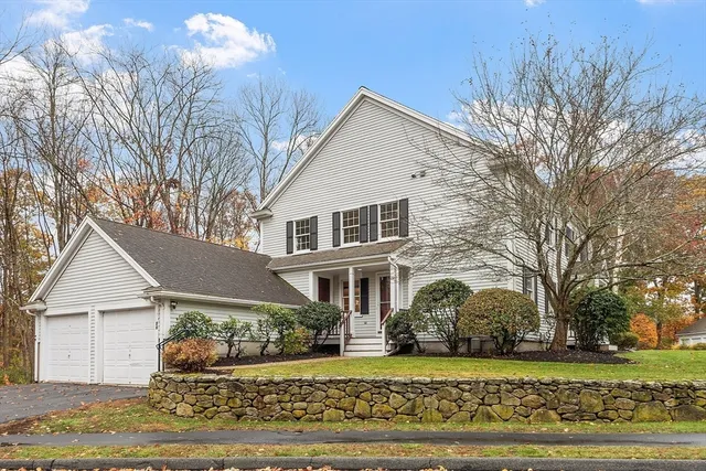 a view of backyard of the house