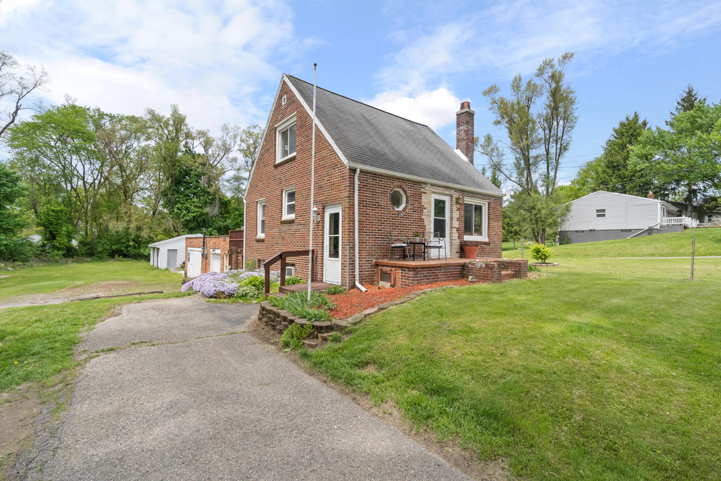 142 Maple Road Michigan Center, MI 49254 - Photo 1 of 57 Profile