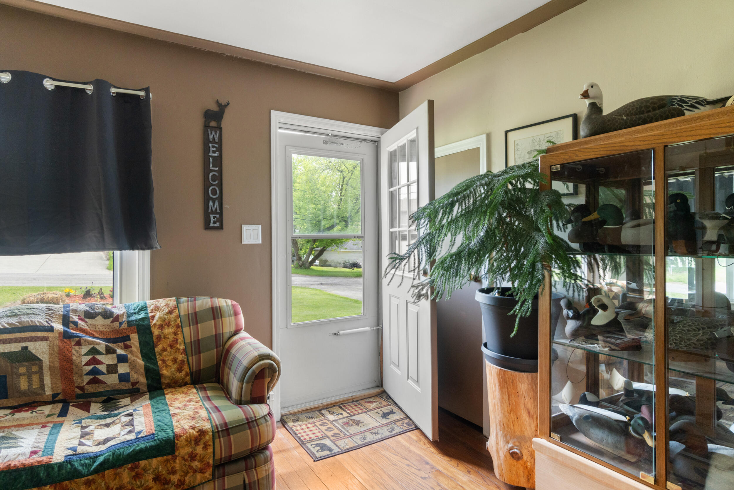 142 Maple Road Michigan Center, MI 49254 - Photo 5 of 57 Living Room Entry