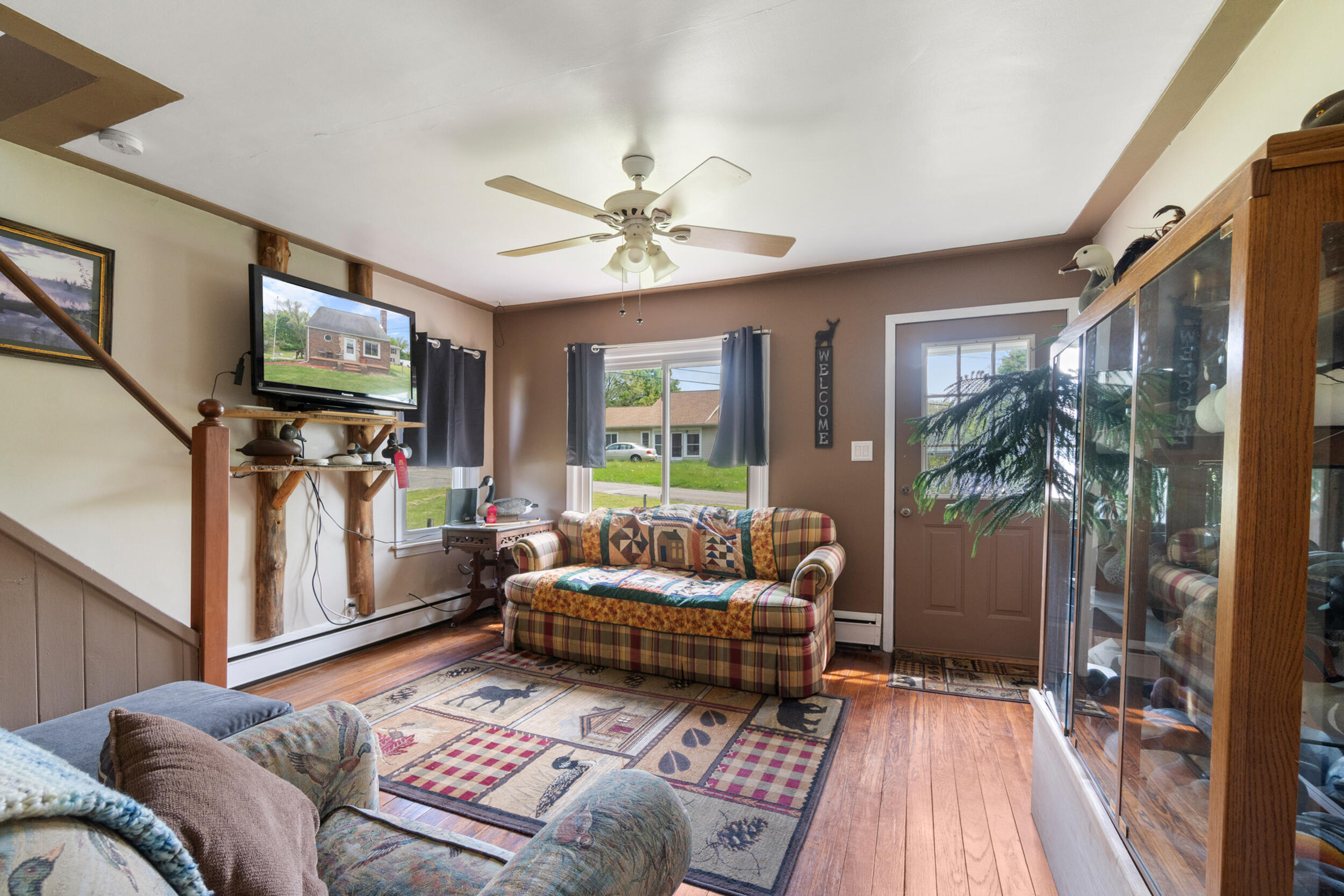 142 Maple Road Michigan Center, MI 49254 - Photo 6 of 57 Living Room