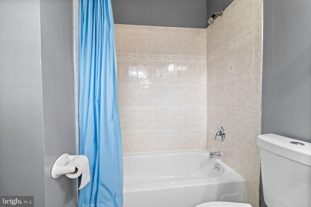 607 Valley Brook Drive Silver Spring, MD 20904 - Photo 23 of 67 a bathroom with a bathtub